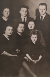 Mother with children after the divorce: Hubert, Wenzel, Franz, Agnes, Marie, Angela, February 1942