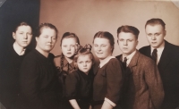 Maminka s dětmi po rozvodu 2: Hubert, Wenzel, Franz, Agnes, Marie, Angela, únor 1942