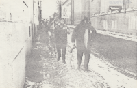 Řetěz lidských rukou ve Veselí nad Moravou. V popředí Dušan Leitgeb, za ním manžel pamětnice Lubomír Reichsfeld, 10. prosince 1989