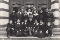 Polská škola ve Slaném, pamětník nahoře uprostřed nad bíle oděným chlapcem, 1962