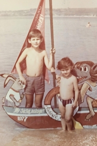 Фото з братом Аліком 1970-ті