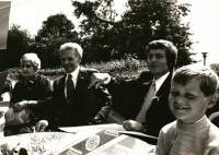 Jan Mandelík (třetí zleva) s rodiči a synovcem, 1974