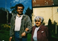 Jan Mandelík s maminkou, 1990