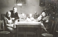 Zleva: paní Bieleszová, její syn po návratu z gulagu, maminka Edity Krystýnkové a Edita Krystýnková