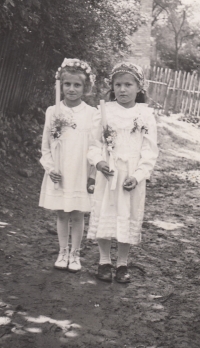First Holy Comunion, 1943. Vlasta Častová on the left.