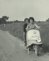 Marta Mezerová s kamarádem na motorce v Haliči