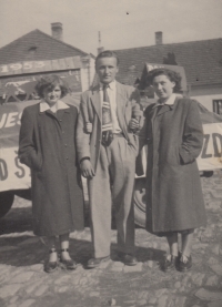 První máj 1952, pamětnice stojí vlevo