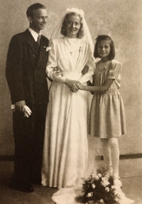 Rodiče Václava Vokolka. Vladimír Vokolek a Věra Vokolková, rozená Honetschlägerová, na svatební fotografii v roce 1946