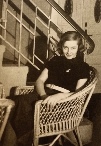 Maminka pamětníka Věra Honetschlägerová ve svých šestnácti letech v roce 1936, kdy se poznali s Vladimírem Vokolkem v tanečních
