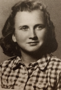Vladimír Vokolek's sister, Květa Vokolková in 1940