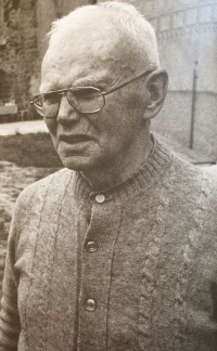 Strýc pamětníka, výtvarník a restaurátor Vojmír Vokolek (narozen 1910) na fotografii z devadesátých let