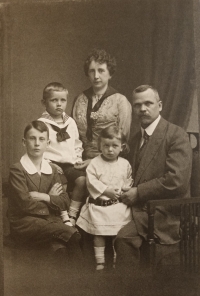 Founder of the printing house Václav Vokolek with his second wife Helena and sons Vlastimil (1903), Vojmír (1910) and the witness father Vladimír (1913) in Pardubice 