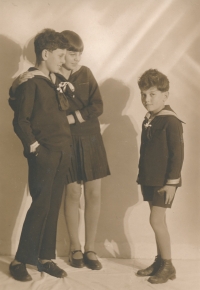 Milan Weiner (vpravo), otec pamětnice, s bratrem Jiřím a sestřenicí Evou Bienertovou Peroutkovou (1930)