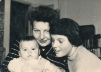 Jana Šmídová (vpravo) s maminkou a bratrem Jiřím (1960)