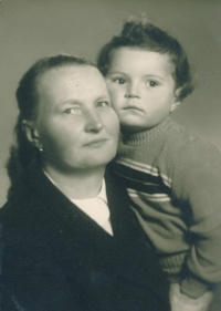 Jana Weinerová Šmídová cca roku 1950 s babičkou Kateřinou Trčkovou