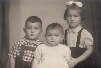 Dušan a sestry Eva a Alena, Hostinné, 1958