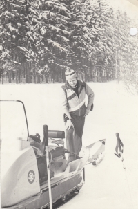 Se skútrem ve Vejsplaších ve Vrchlabí v roce 1998