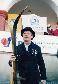 V dobovém kostýmu při oslavě 100. výročí sjezdového lyžování v Jilemnici v roce 2003