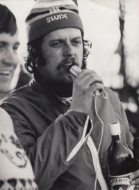 Aleš Suk komentuje závody ze servisní budky v Dolní Branné, rok 1985