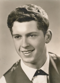 Aleš Suk v roce 1964, maturitní foto