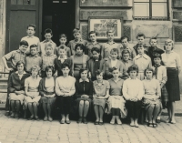 Krista Brotánková stojící zcela vpravo jako učitelka ZŠ na Proseku, školní rok 1961-1962