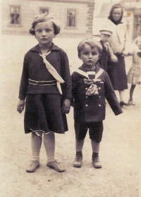 Jiří Kotlový se sestrou Růženou, Ivanovice na Hané, 40. léta