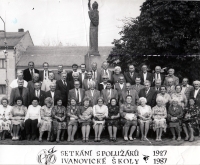 Setkání spolužáků ivanovické školy, 1987. Jiří Kotlový na fotografii ve druhé řadě shora, pátý zleva