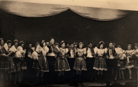 Jiří Kotlový při vystoupení, v první řadě třetí zprava. Zlín, Velké kino, 24. ledna 1944