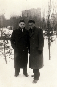 Jiří Kotlový s kamarádem, 30. ledna 1944, Zlín. Jiří Kotlový vpravo