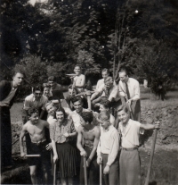 Kopání zákopů, Ivanovice na Hané, 1944, na fotce s třídní učitelkou a němčinářkou Frantíkovou