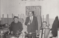 Padesáté narozeniny v místním hostinci, rok 1990 (pamětník uprostřed)