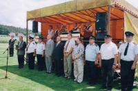 Sto let dobrovolných hasičů ve Volenicích (pamětník v černém obleku, vlevo vedle něj hejtman Jihočeského kraje Jan Zahradník)