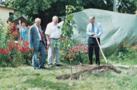 Klínovice, chalupář a tehdejší ministr zahraničí Josef Zieleniec sází lípu svobody, rok 2000 (Josef Zieleniec uprostřed, pamětník vlevo)