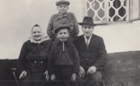 Josef Kalbáč a jeho bratr Miloslav s prarodiči Josefem a Františkou