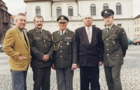 Leopoldov, Konfederace politických vězňů, rok 2000 (uprostřed generál Felix Peřka, pamětník druhý zprava)