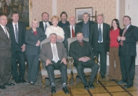 Senátní výbor pro územní rozvoj, veřejnou správu a životní prostředí, rok 2004 (pamětník úplně vlevo)