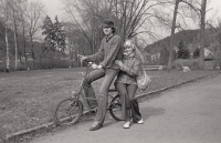 Lidmila Kubinová se starším synem Liborem v roce 1981