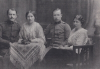 Rodinná fotografie Šindelkových. Zleva Emil Šindelka, Kamila Šindelková, bratr Karel a sestra Růžena