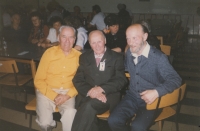 Přemysl Šindelka vpravo se svými spoluvězni z Mauthausenu, 90. léta 20. století 