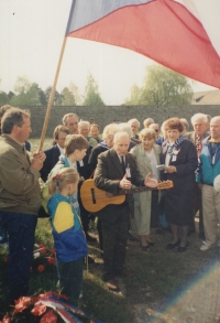 Výroční pietní akt v Mauthausenu v roce 1996, Přemysl Šindelka nese věnec