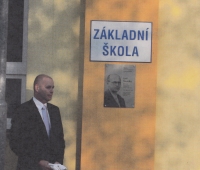 Slavnostní odhalení pamětní desky Emila Šindelky v roce 2015 na budově základní školy v Ivančicích