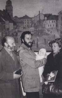 Otec Ivany Sládkové Přemysl Šindelka, uprostřed manžel Ivany Sládkové s jejich dcerou, vpravo matka Ivany Sládkové 