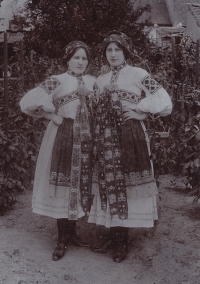 Kamila Šindelková v kroji (vlevo)