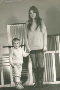 Jana Tomášková se synem, Ostrov, 1971