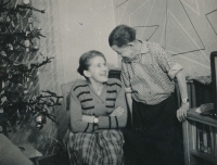 Rodiče Jany Tomáškové u stromku, Ostrov, 60. léta 20. století