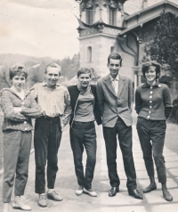 Jana Tomášková s kamarády z učení, Kyselka, 1964