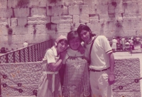 Eva Jerochim s matkou Eleonorou Jelínkovou a bratrem Tomášem Jelínkem, Jeruzalém, 1983