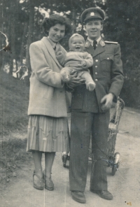 Eva Jerochim s rodiči Eleonorou a Tomášem Jelínkovými, 1953