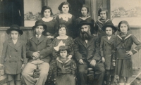 Rodina Šmilovič – rodina prababičky a pradědečka Evy Jerochim z matčiny strany, Mukačevo, 1930–1931