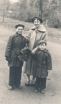 Karel Kovařovic (vpravo) s bratrem Janem a maminkou, 1955